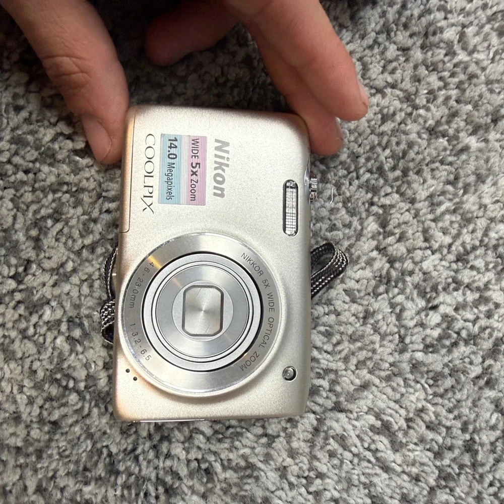 Nikon Coolpix Digital Camera Unisex OS Silver 14MP 5x Zoom S3100 Bundle Case